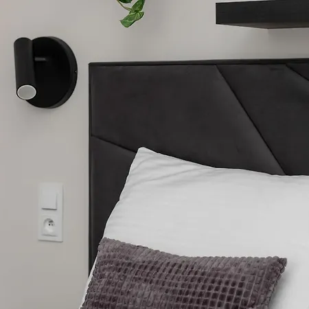 Seaside With Parking, Air Conditioning And Elevator Close To The By Renters * Нехоже