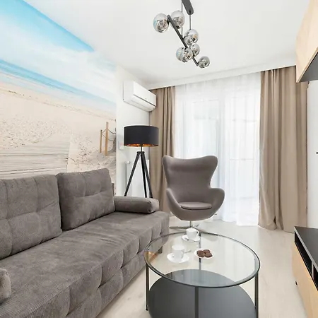 Seaside With Parking, Air Conditioning And Elevator Close To The By Renters Apartmán