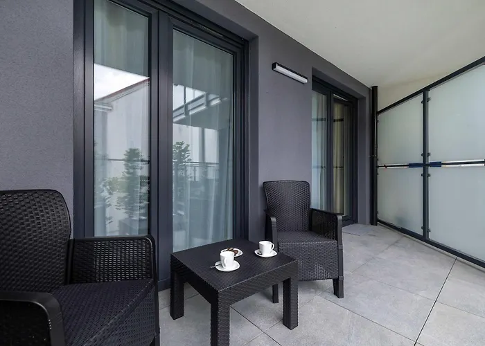 Seaside With Parking, Air Conditioning And Elevator Close To The By Renters